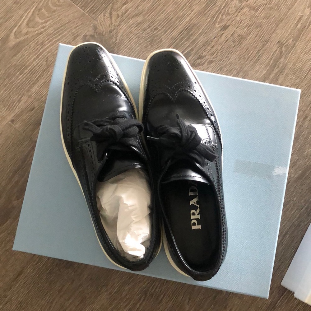 Prada Black leather shoes size 7 very good condition